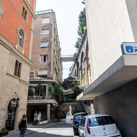 Marathon Hostel *